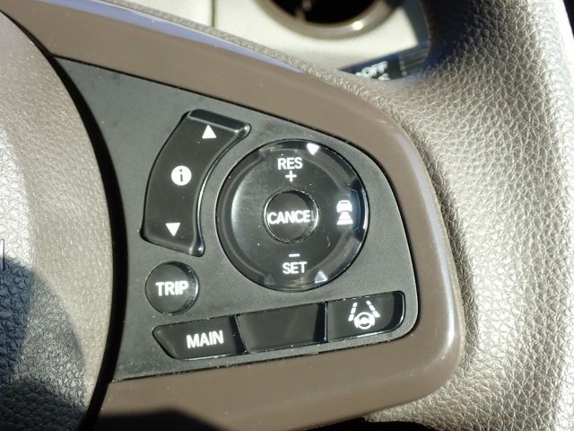 �N���[�Y�R���g���[���𑕔����Ă��܂��̂ŁA�������H�ȂǂŃA�N�Z���y�_���𓥂܂��Ɏԑ������ɕۂ��Ƃ��\�ł��B�������^�]���̕��S���y���I