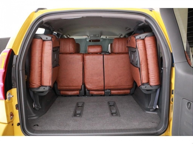 サードシートは左右跳ね上げ式！広大なラゲッジスペースに！