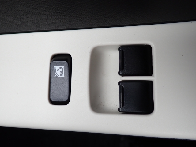 前席の窓の開閉は電動になりますので、便利ですよね。