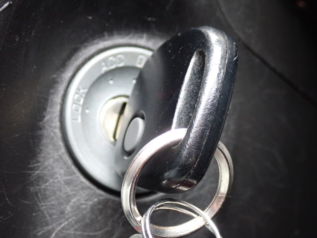 エンジン始動は、キーを差し込むタイプです。