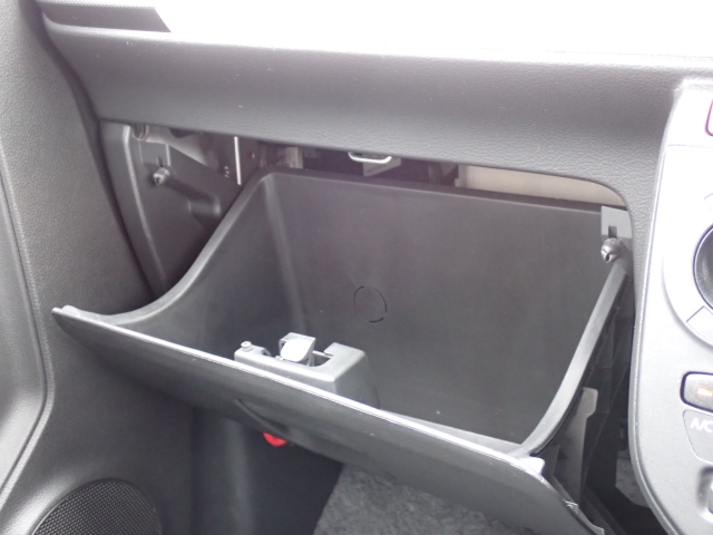 収納たっぷりグローブボックス。