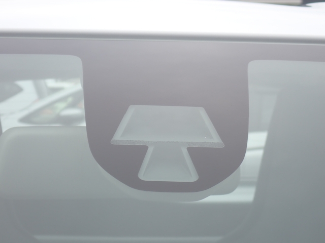 フロントカメラで前方の車両や歩行者を検知。衝突しそうな時は衝突回避軽減ブレーキが作動、衝突回避をサポート。