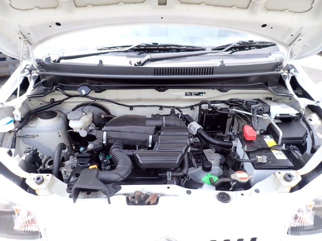 エンジンルームは綺麗ですよ。機関機構系も良好です。納車前に点検整備も行います。