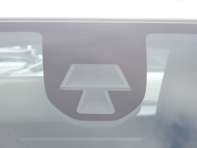 フロントカメラで前方の車両や歩行者を検知。衝突しそうな時は衝突回避軽減ブレーキが作動、衝突回避をサポート。