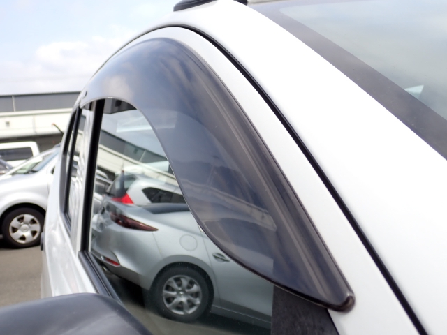 雨の日の換気に便利なドアバイザー付き！