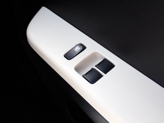 前席の窓の開閉は電動になりますので、便利ですよね。