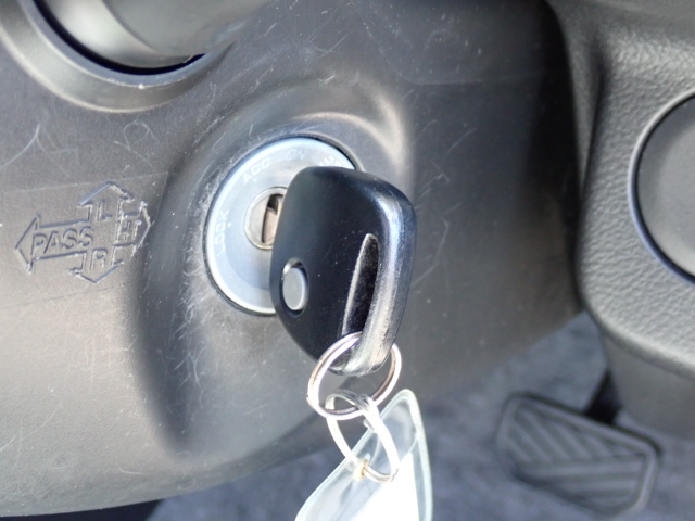 エンジン始動は、キーを差し込むタイプです。