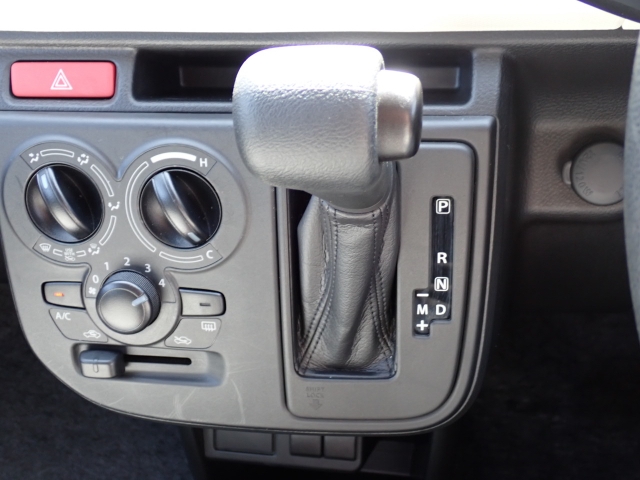 シフトノブはスレがなく、きれいな状態です。いつでも触れる部分がきれいだと大切に乗られていたことが分かりますよ。