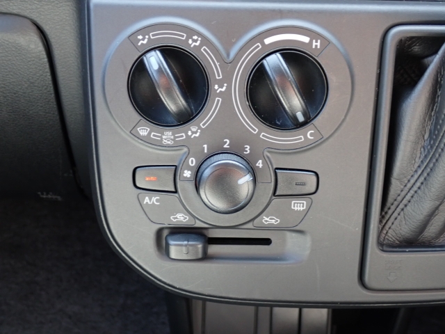 エアコンはダイヤル式での操作になります