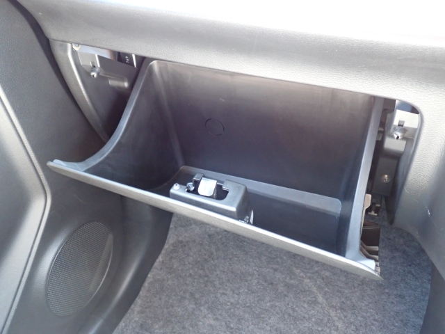 収納たっぷりグローブボックス。