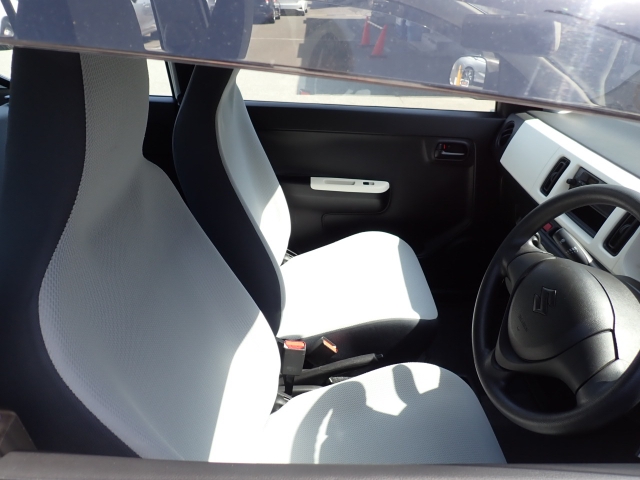 フロントシート、状態良好で安心です。