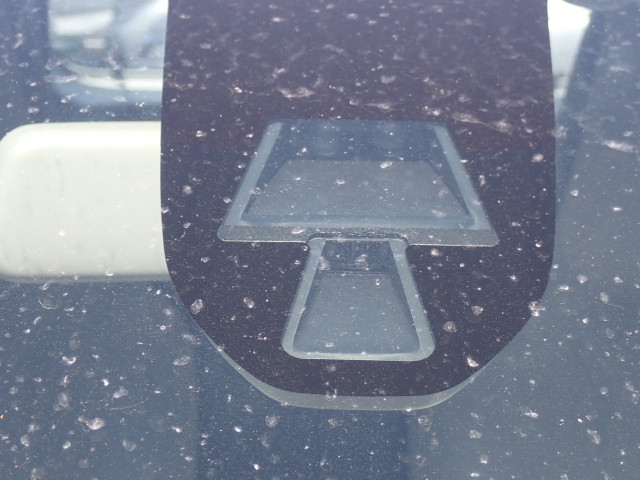 フロントカメラで前方の車両や歩行者を検知。衝突しそうな時は衝突回避軽減ブレーキが作動、衝突回避をサポート。