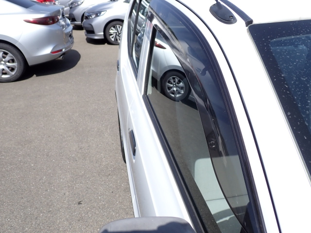 雨の日の換気に便利なドアバイザー付き！