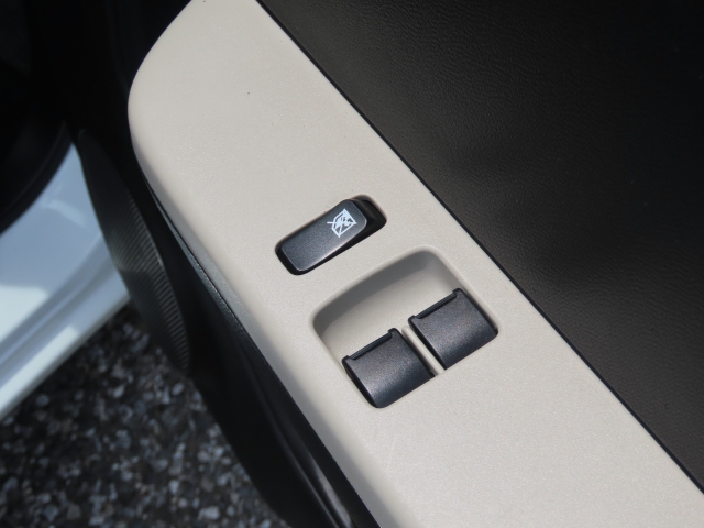 フロントパワーウインドウも毎日のドライブには欠かせません！