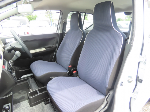 フロントシートも状態良好ですよ。大きな汚れもなく、安心です。座り心地もいいですよ。