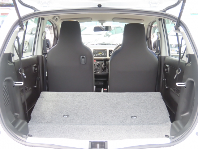 シートを倒せば、ラゲッジスペースがこんなにも広くなりますよ♪