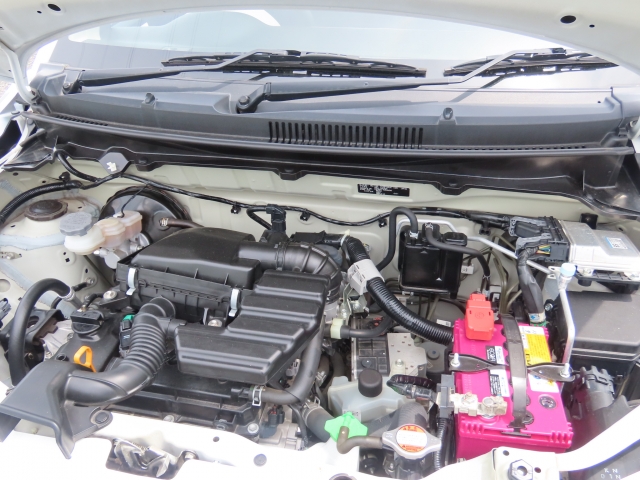 オリックス自動車保証付です。１年間走行距離無制限の保証となっております。消耗品・油脂類は除きます（輸入車は、6ヶ月もしくは5,000kmまで）。全国に提携工場があるので、遠方の方も安心ですよ。