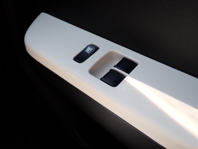 前席の窓の開閉は電動になりますので、便利ですよね。