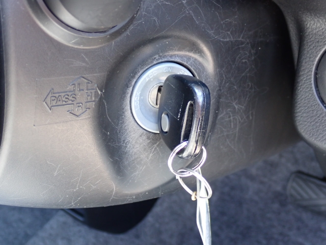 エンジン始動は、キーを差し込むタイプです。