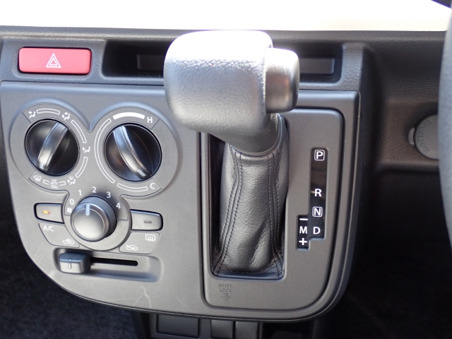 シフトノブはスレがなく、きれいな状態です。いつでも触れる部分がきれいだと大切に乗られていたことが分かりますよ。