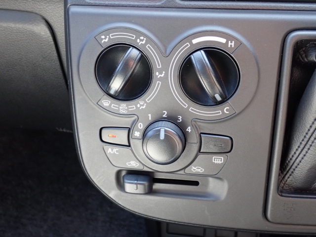 エアコンはダイヤル式での操作になります