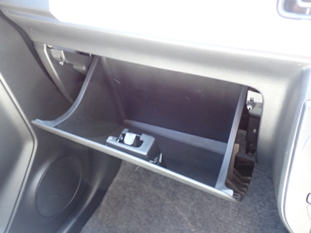 収納たっぷりグローブボックス。