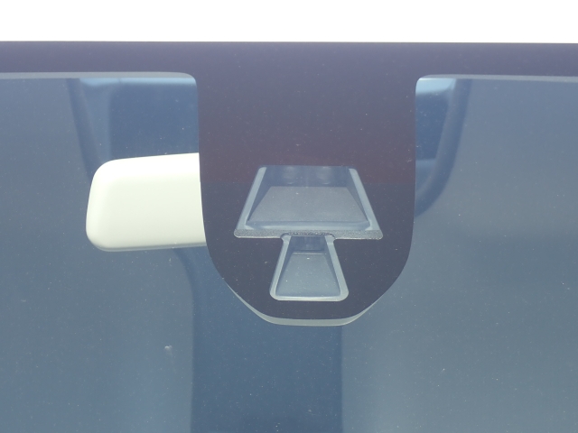 フロントカメラで前方の車両や歩行者を検知。衝突しそうな時は衝突回避軽減ブレーキが作動、衝突回避をサポート。