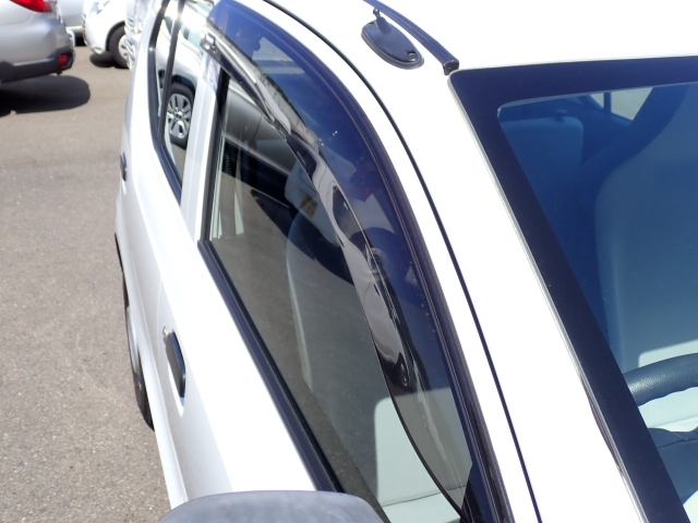 雨の日の換気に便利なドアバイザー付き！