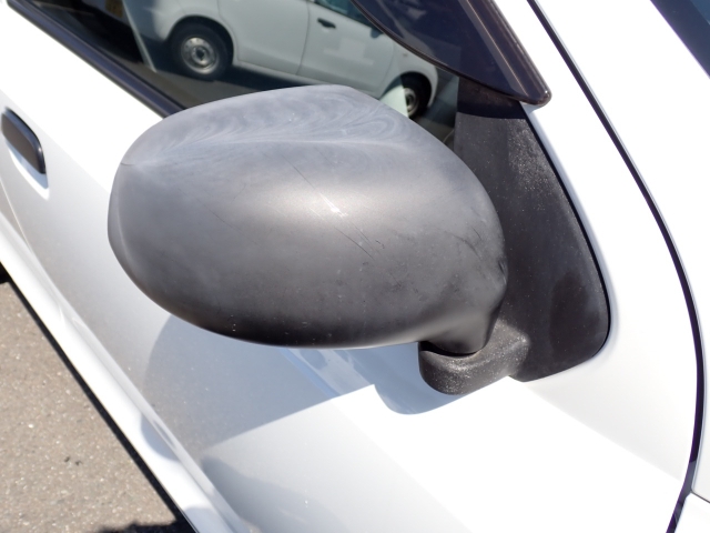 サイドミラーの開閉は手動になります。