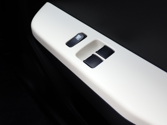 前席の窓の開閉は電動になりますので、便利ですよね。