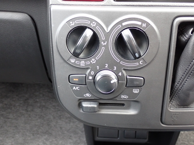 エアコンはダイヤル式での操作になります