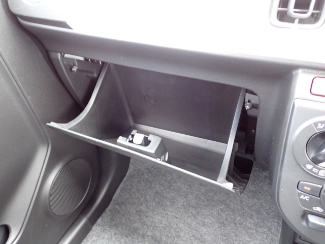 収納たっぷりグローブボックス。