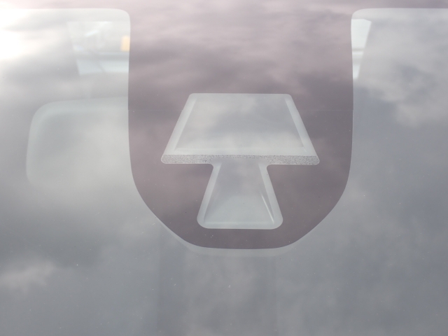 フロントカメラで前方の車両や歩行者を検知。衝突しそうな時は衝突回避軽減ブレーキが作動、衝突回避をサポート。