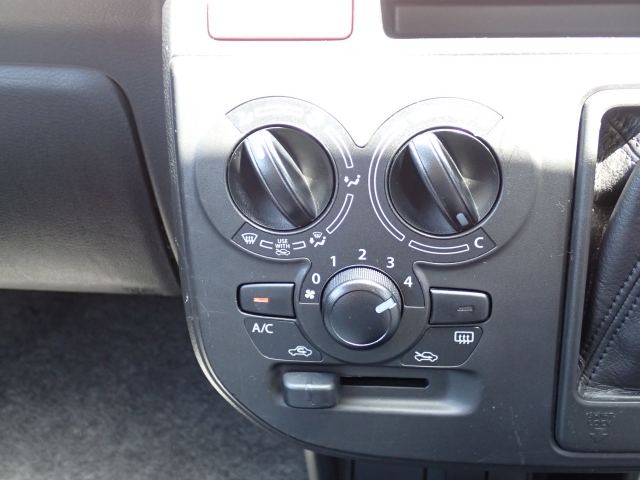 マニュアル式のエアコンです。エアコンの操作も簡単！！