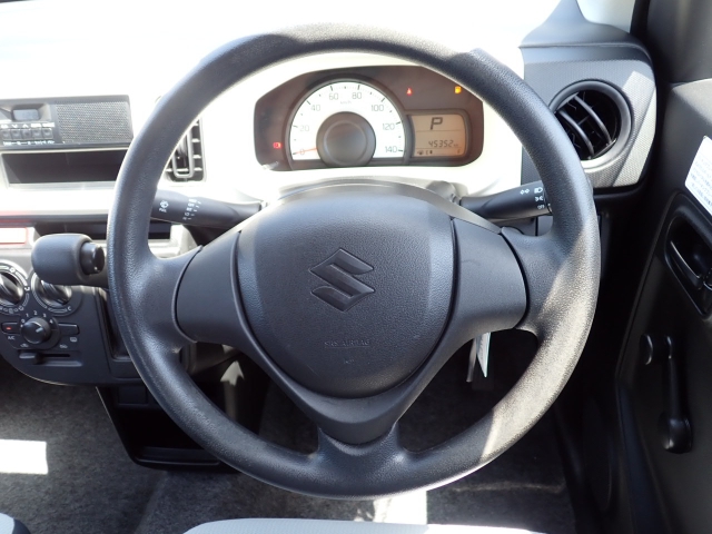 メーターパネルとステアリングになります。