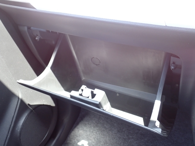 車検証入れ等書類一式を収納できるグローブボックス。