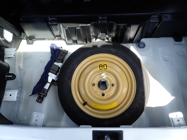 スペアタイヤ・ジャッキが付いています。