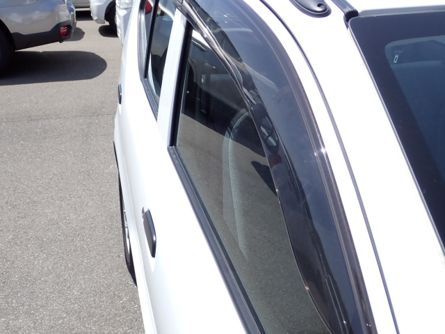 雨の日の換気に便利なドアバイザー付き！！