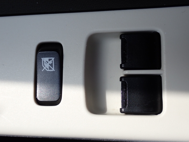 前席の窓の開閉は電動になりますので、便利ですよね。