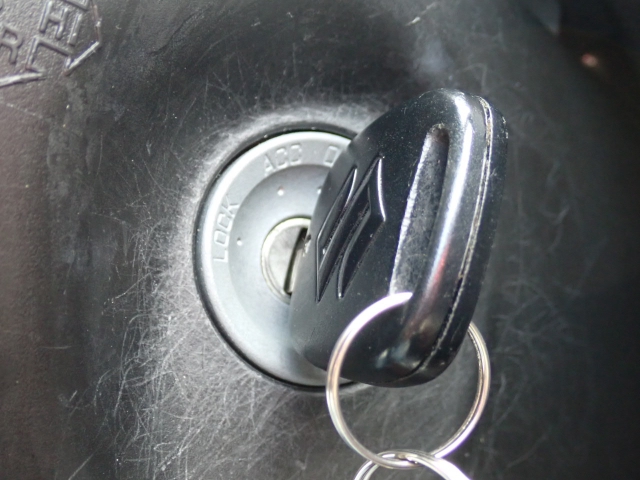 エンジン始動は、キーを差し込むタイプです。