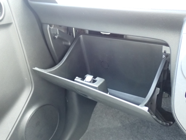 収納たっぷりグローブボックス。