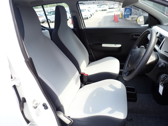 フロントシート、状態良好で安心です。