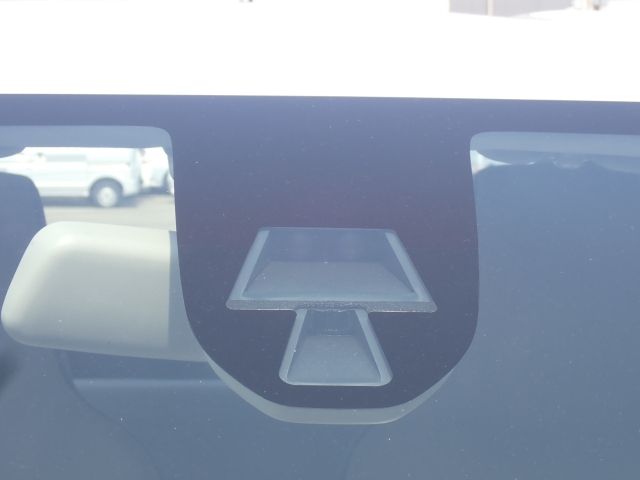 フロントカメラで前方の車両や歩行者を検知。衝突しそうな時は衝突回避軽減ブレーキが作動、衝突回避をサポート。