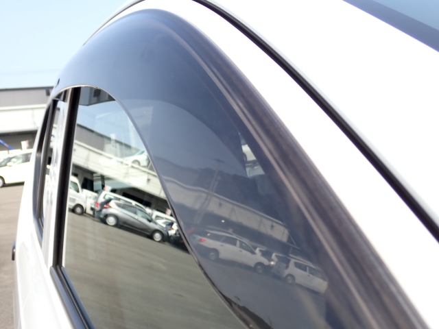 雨の日の換気に便利なドアバイザー付き!