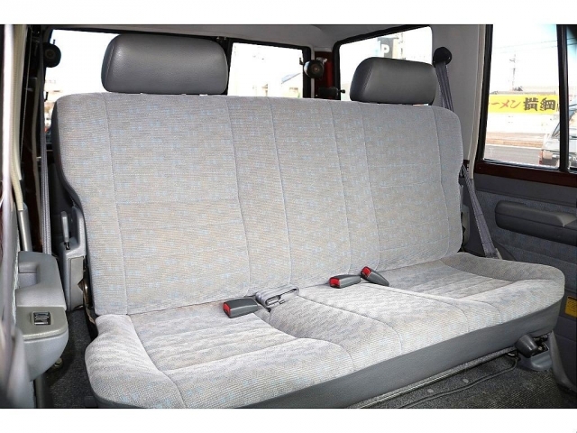 �Z�J���h�V�[�g�̓x���`�^�C�v�ɂȂ�܂��B���N���C�j���O���\�ł��I