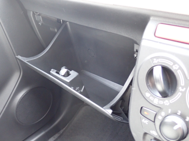 ����ȑO�ɂ͎Ԍ��ؓ��ꓙ���ވꎮ�����[�ł���O���[�u�{�b�N�X���������܂��B