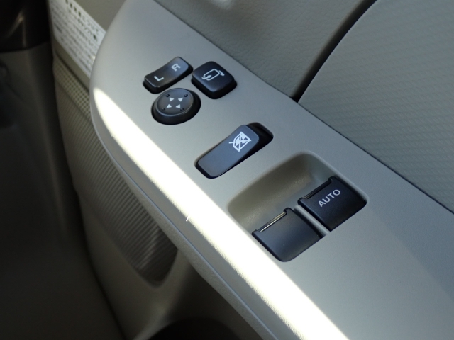 電動格納式ドアミラー・前席の窓の開閉は電動になりますので、便利ですよね。