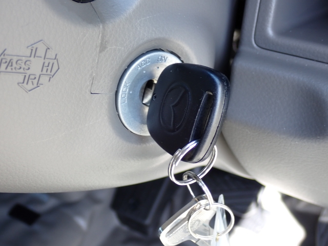 エンジン始動は、キーを差し込むタイプです。