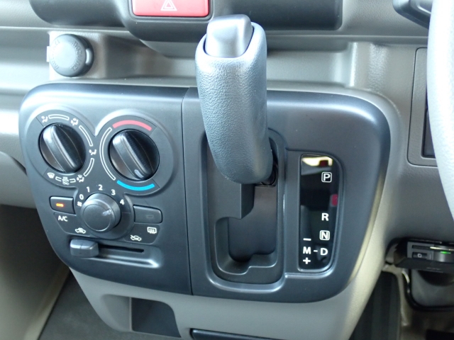 シフトノブはスレがなく、きれいな状態です。いつでも触れる部分がきれいだと大切に乗られていたことが分かりますよ。