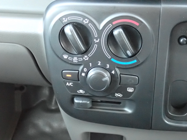 エアコンはダイヤル式での操作になります